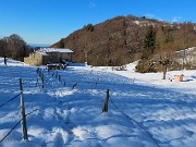 24 Pianoro prativo innevato con cascina a sx e santella a dx